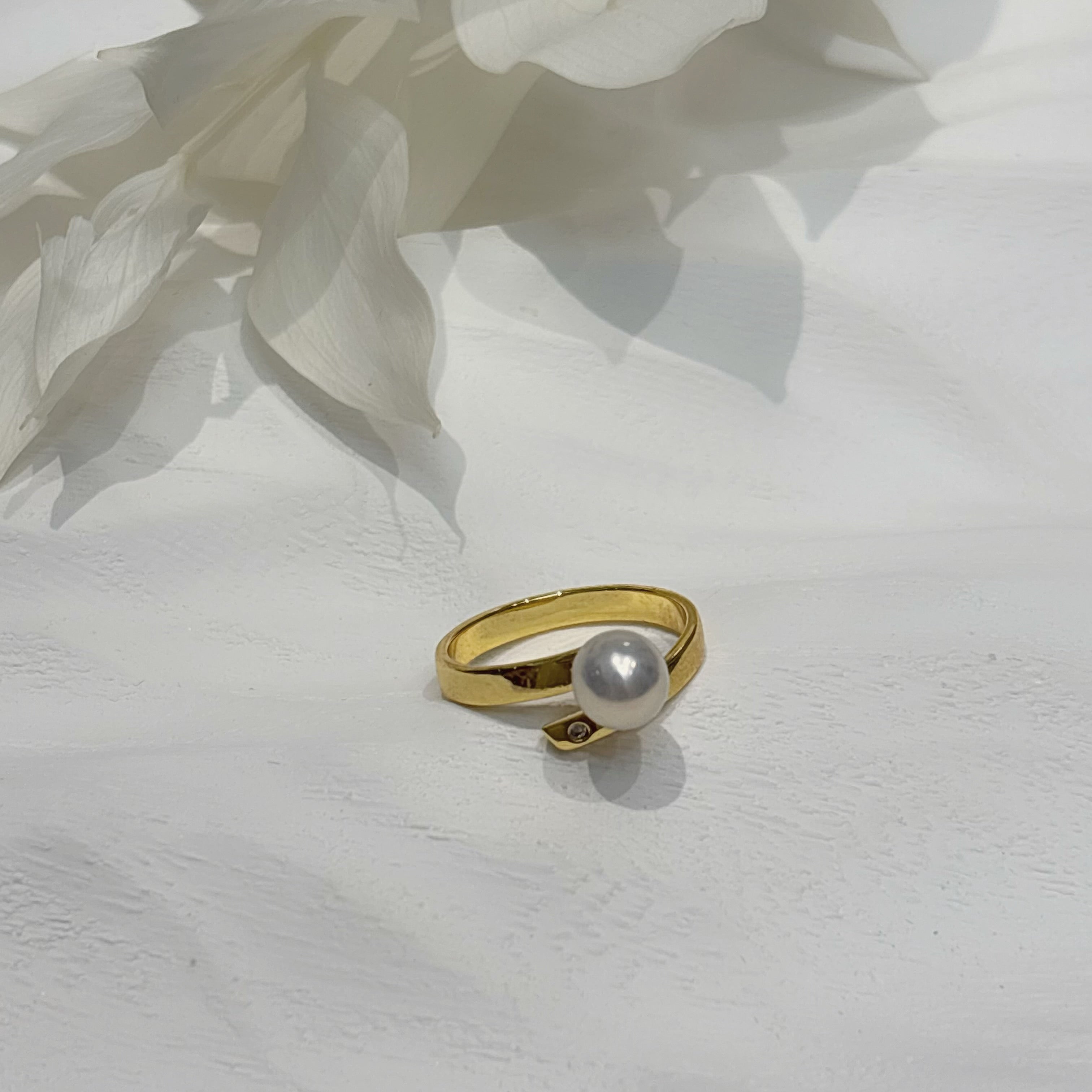 Aurora Premium Freshwater Pearl Minimalist Gold Ring by NEPTUNE PEARL