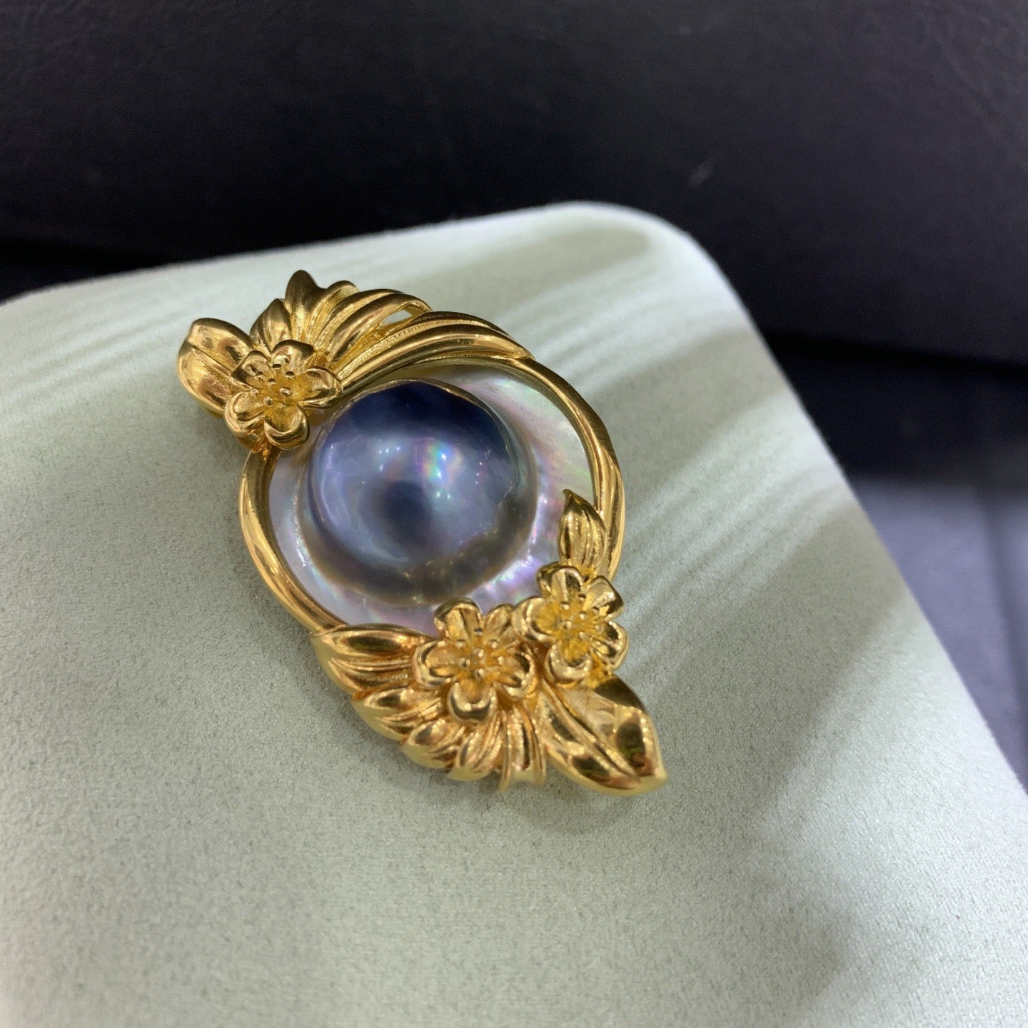 Soft-Boiled Egg Blue Blood Sea Horse Clam Pearl British Garden Sterling Silver Pendant/Brooch 26mm x 40mm by NEPTUNE PEARL